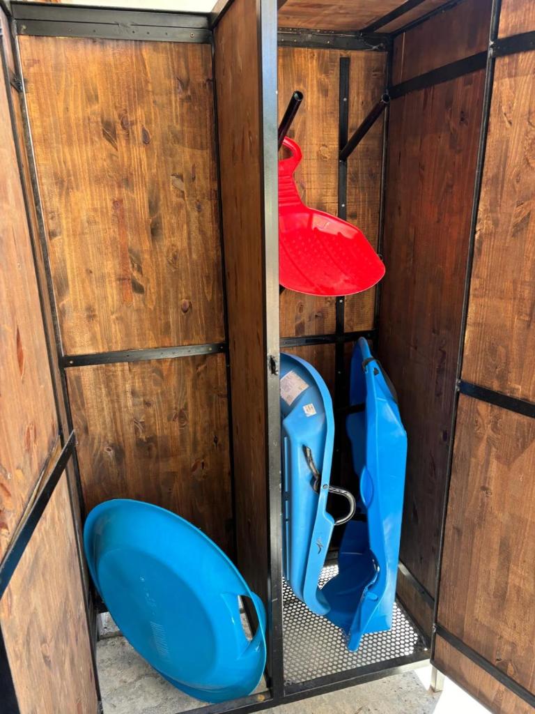 - des toilettes bleues dans une structure en bois dans l'établissement STUDIO 4 PERS SUD - L'Etoile des Rennes - Superdevoluy PIED DES PISTES, à Saint-Étienne-en-Dévoluy 4 autres photos