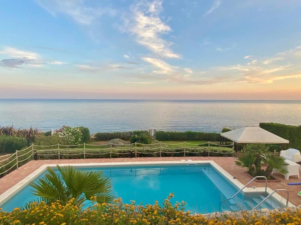une piscine avec vue sur l'océan dans l'établissement Villa Luce, à Syracuse