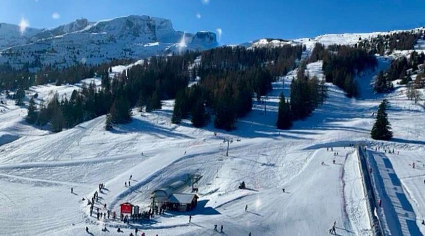 un groupe de personnes skier sur une piste enneigée dans l'établissement STUDIO 4 PERS SUD - L'Etoile des Rennes - Superdevoluy PIED DES PISTES, à Saint-Étienne-en-Dévoluy