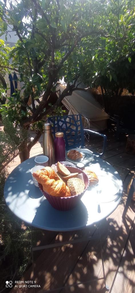 - une table avec un bol de pain dans l'établissement Le MER lodge, à Vallauris