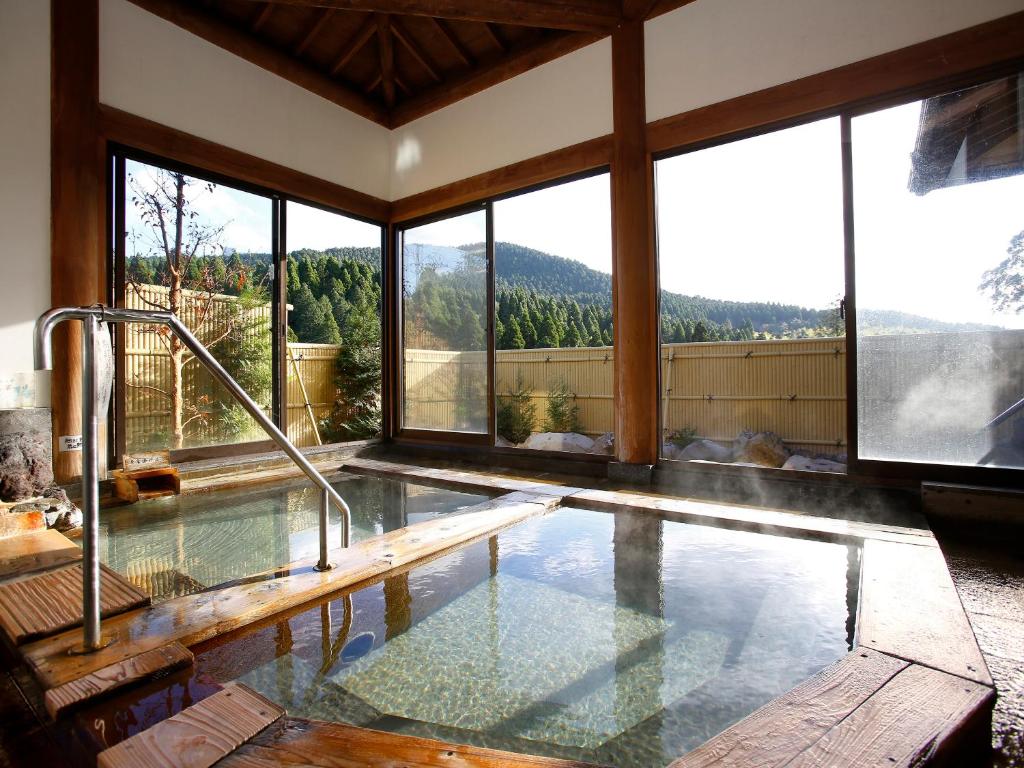 une piscine avec vue sur les montagnes dans l'établissement Ryoutei Ryokan Takechiyo Kirishima Bettei, à Kirishima