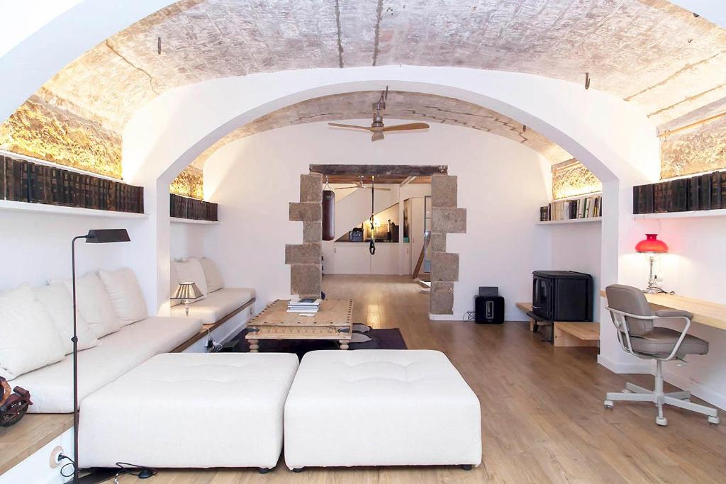 A historic XVI century beach home near Barcelona 8