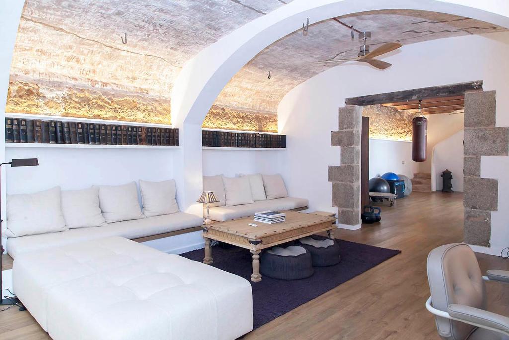 A historic XVI century beach home near Barcelona 8