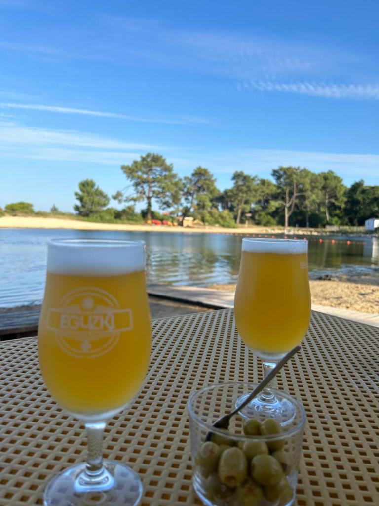 deux verres de bière et un bol d'olives sur une table dans l'établissement Camping Les Viviers chez So Claouey, à Lège-Cap-Ferret 22 autres photos