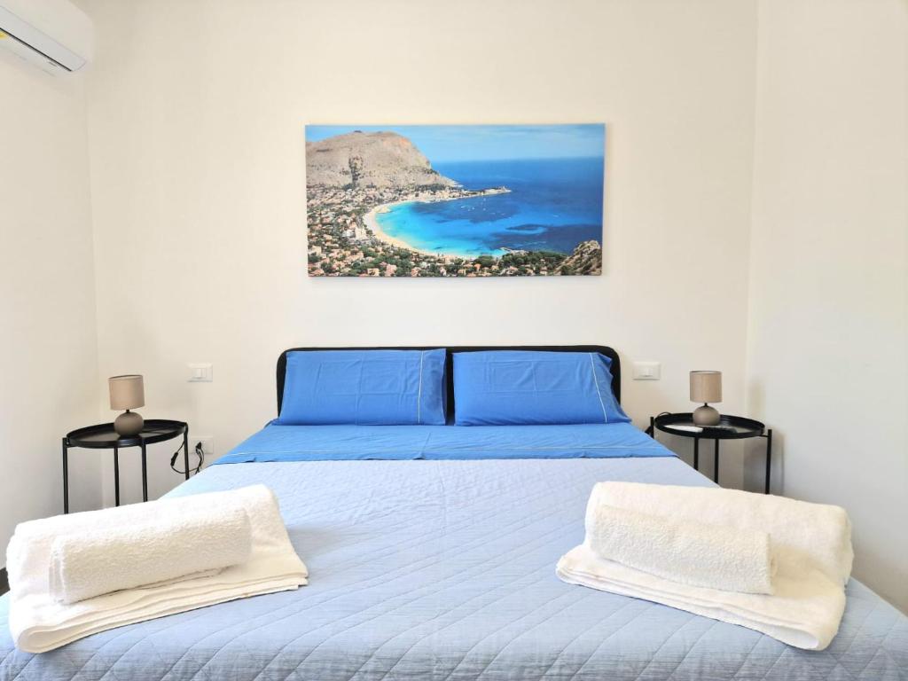 une chambre avec un lit avec vue sur l'océan dans l'établissement Villa Valentina, à Altavilla Milicia