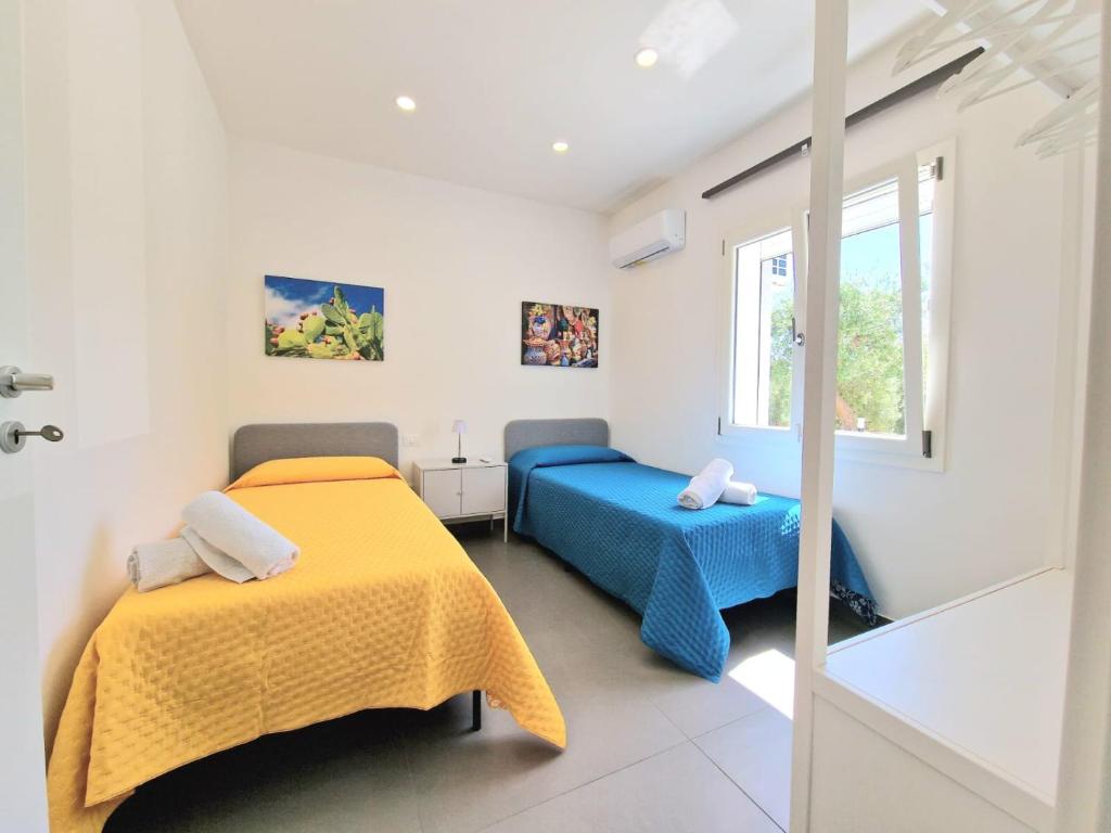deux lits dans une chambre avec une fenêtre dans l'établissement Villa Valentina, à Altavilla Milicia 49 autres photos
