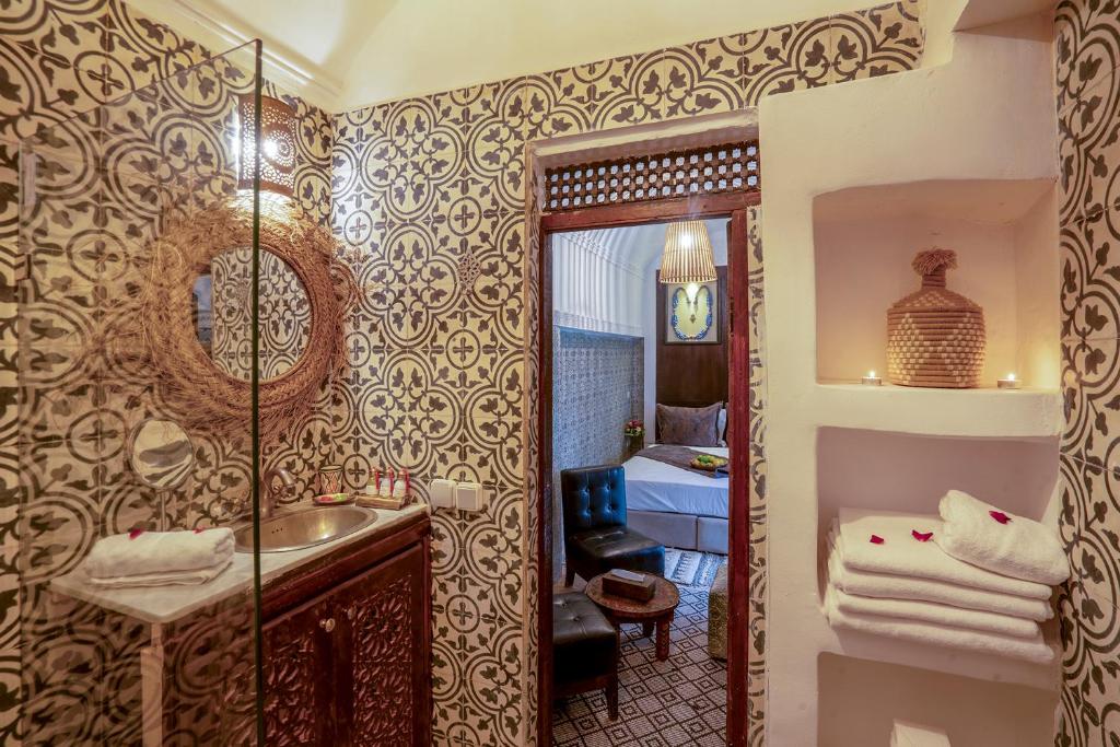 une salle de bain avec un lavabo et un miroir dans l'établissement Riad Yalla habibi, à Marrakech 37 autres photos