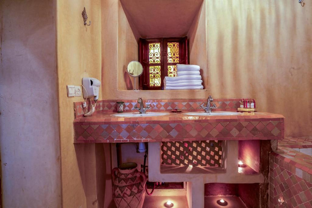 une salle de bain avec un lavabo et un miroir dans l'établissement Riad Yalla habibi, à Marrakech