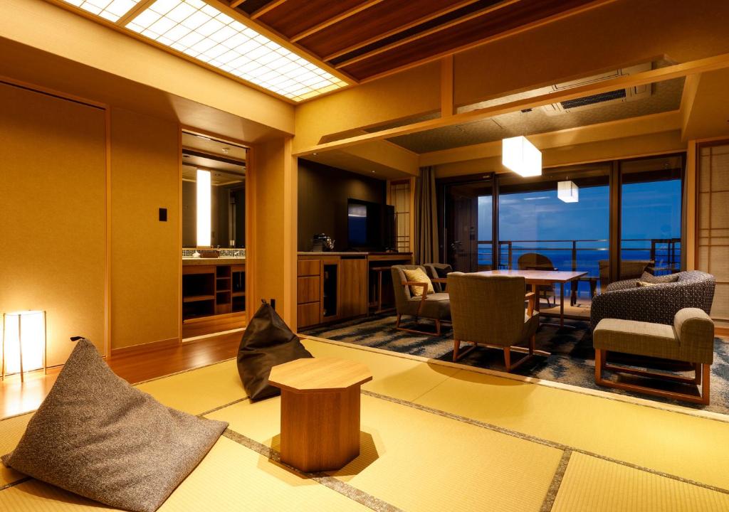 un salon avec une table et des chaises dans l'établissement Hotel New Awaji, à Sumoto