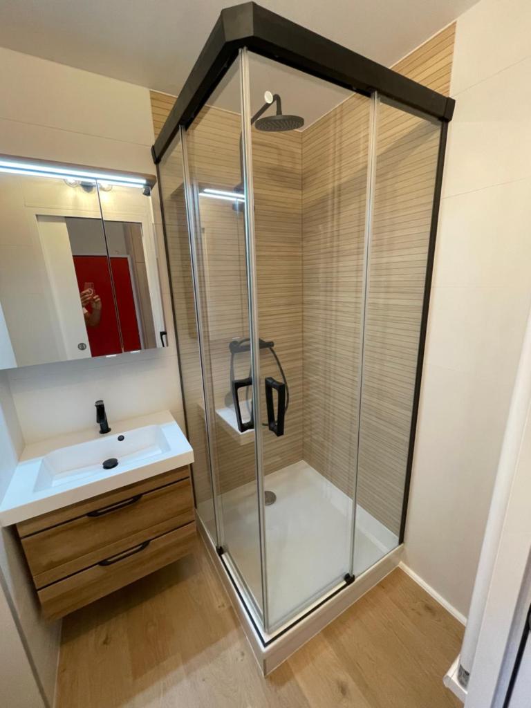 une salle de bain avec douche et lavabo dans l'établissement Studio rénové 2 adultes 2 enfants - Tignes Lavachet - Vue Montagne plein sud, à Tignes 7 autres photos