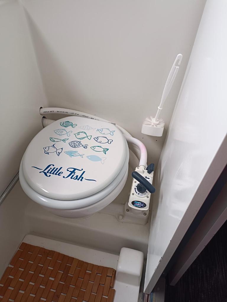 une salle de bain avec des toilettes blanches dans une chambre dans l'établissement Kernou Tala Lila, à Mareuil-sur-Ay