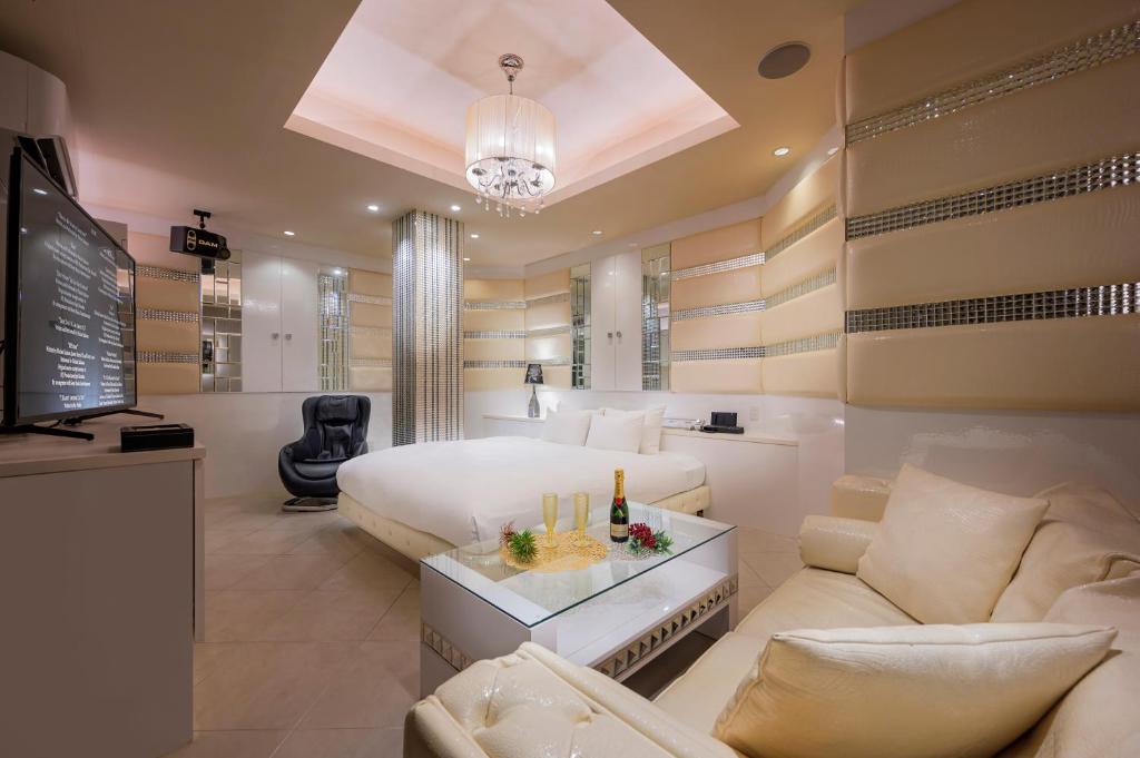 une chambre d'hôtel avec un lit et un canapé dans l'établissement ホテルディオールセブン郡山, à Koriyama