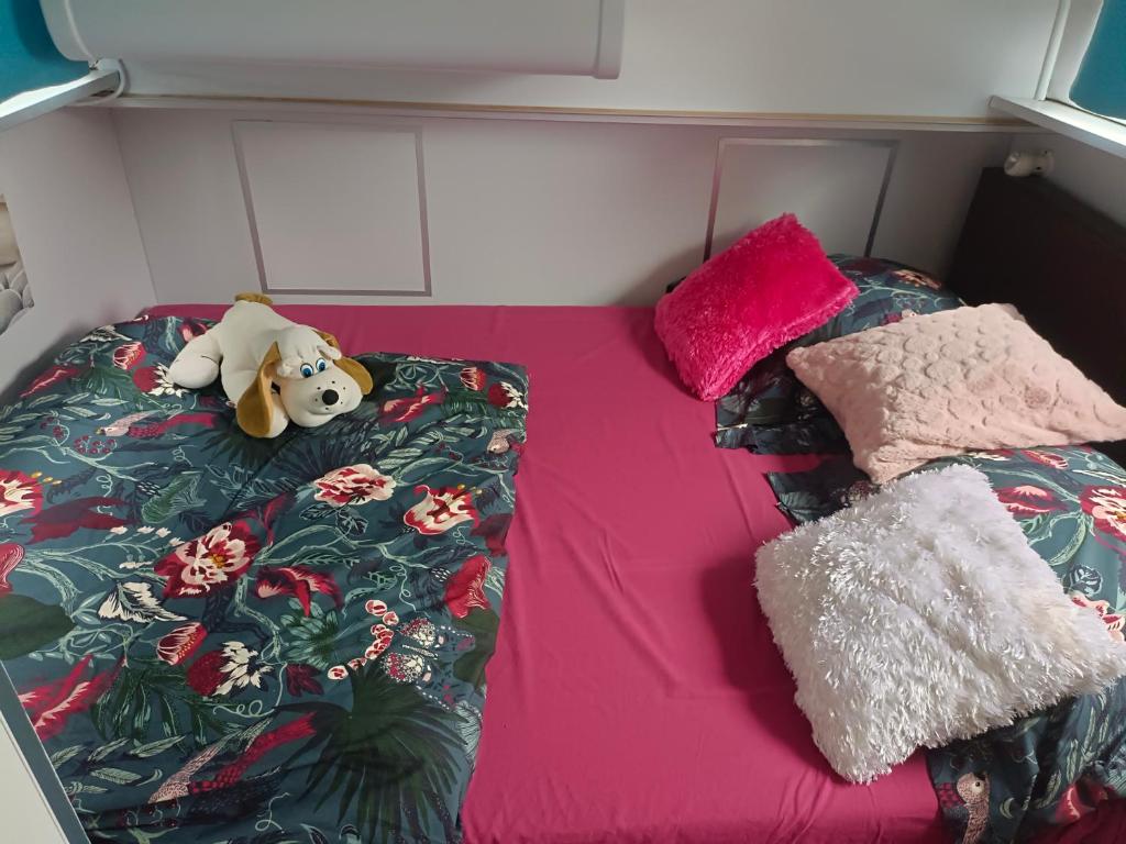 d'un lit avec un animal farci en dessus dans l'établissement Kernou Tala Lila, à Mareuil-sur-Ay