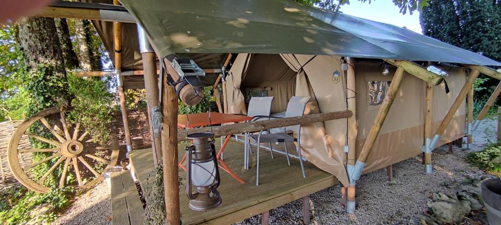 - un kiosque avec un canon, une table et des chaises dans l'établissement Tente lodge la Flavignienne, à Flavigny-sur-Ozerain