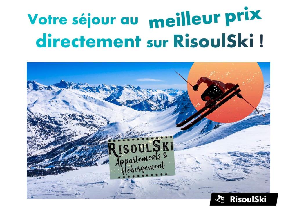 une personne à skis sautant à l'air dans les montagnes dans l'établissement RisoulSki Antarès - Piscine et Sauna, à Risoul