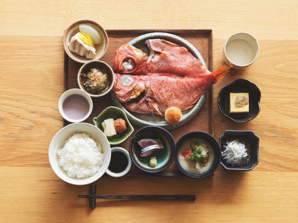 une assiette de nourriture avec un poisson et d'autres plats dans l'établissement SOKI ATAMI, à Atami