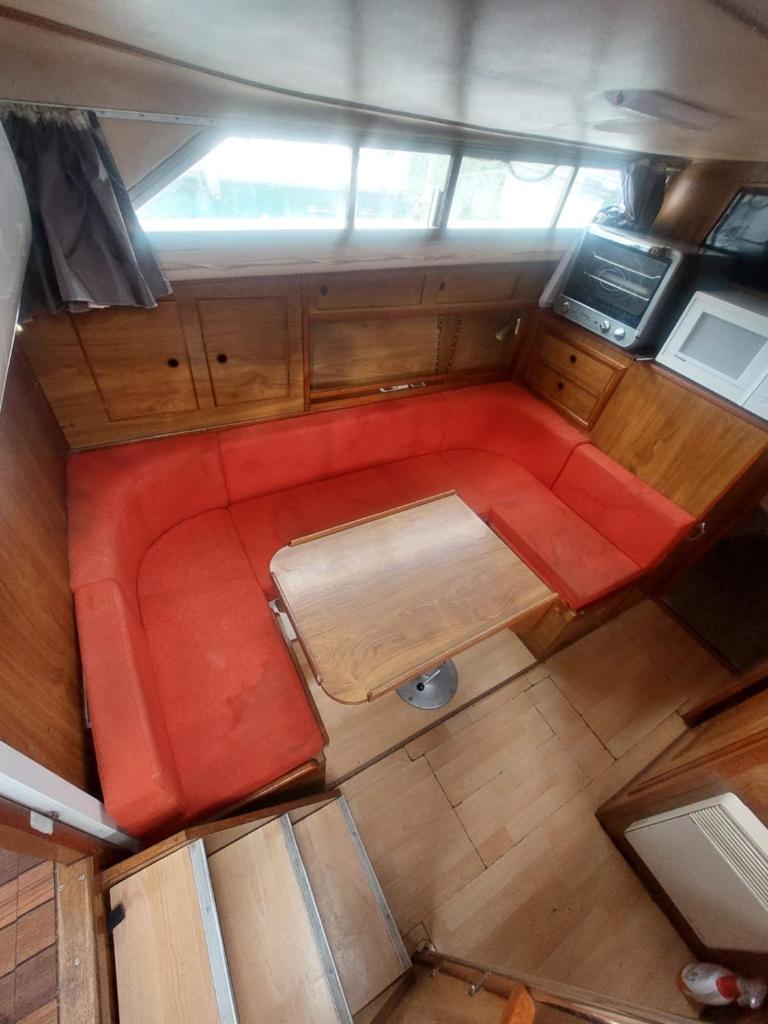 - une vue sur le plafond d'une petite chambre dans un bateau dans l'établissement Escapade en Bateau VINTAGE terrasse mini spa option payante, à Seurre