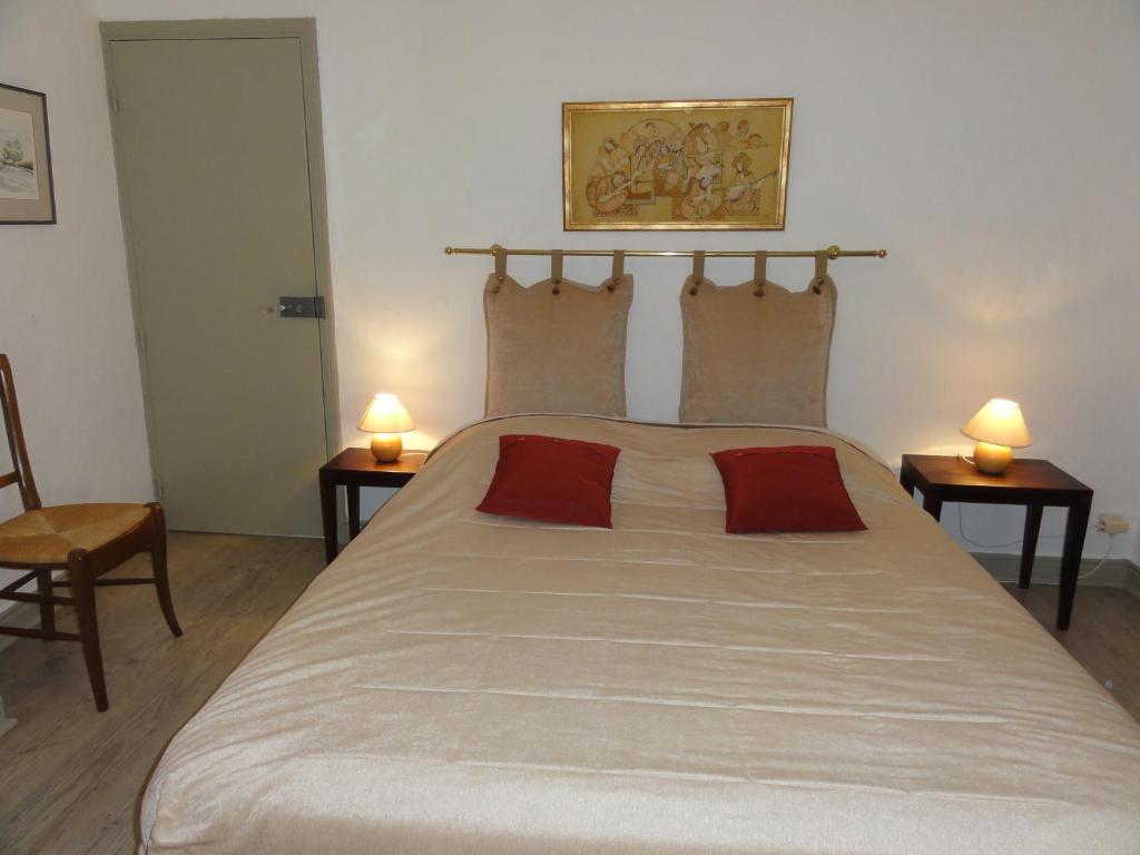 - une chambre avec un grand lit, 2 tables et 2 lampes dans l'établissement Gîte La Jaujon, à Lablachère 37 autres photos