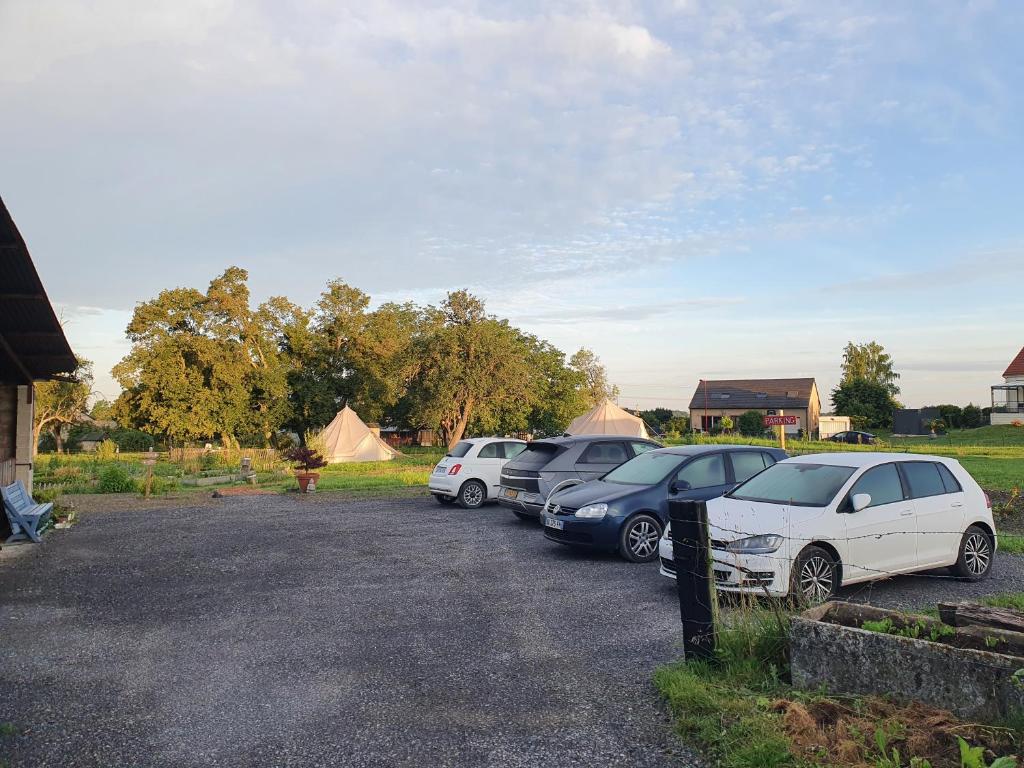 un groupe de voitures garées sur un parking dans l'établissement "la ferme des grands-parents", à Auboncourt-Vauzelles