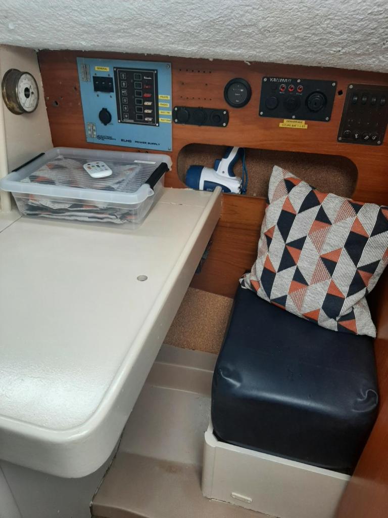 une petite chambre avec une table et un siège dans un train dans l'établissement Le chant des mouettes - Voilier, à Boulogne-sur-Mer