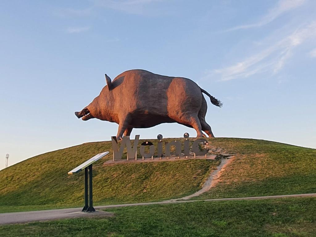 une statue d'une vache au sommet d'une colline dans l'établissement "la ferme des grands-parents", à Auboncourt-Vauzelles