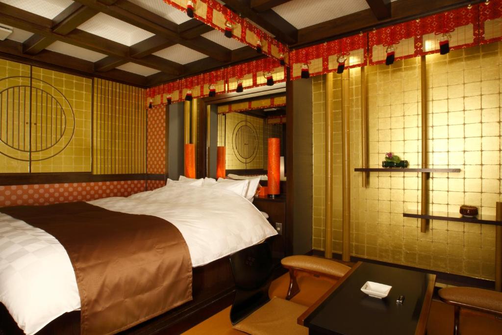 une chambre avec un lit, une table et un miroir dans l'établissement HOTEL K's ABA Adult Only, à Nagoya