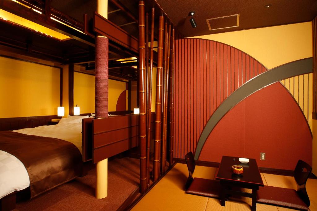 une chambre d'hôtel avec un lit et une table dans l'établissement HOTEL K's ABA Adult Only, à Nagoya