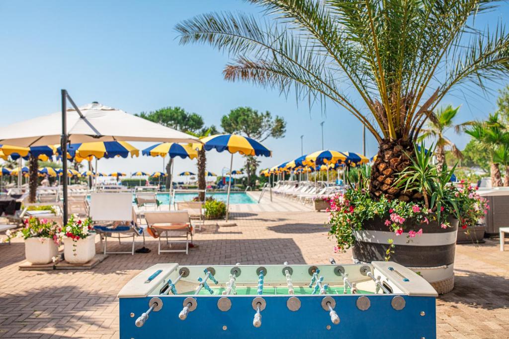 - une piscine dans un complexe avec des personnes dans un bain à remous dans l'établissement Hotel Bellevue, à Bibione