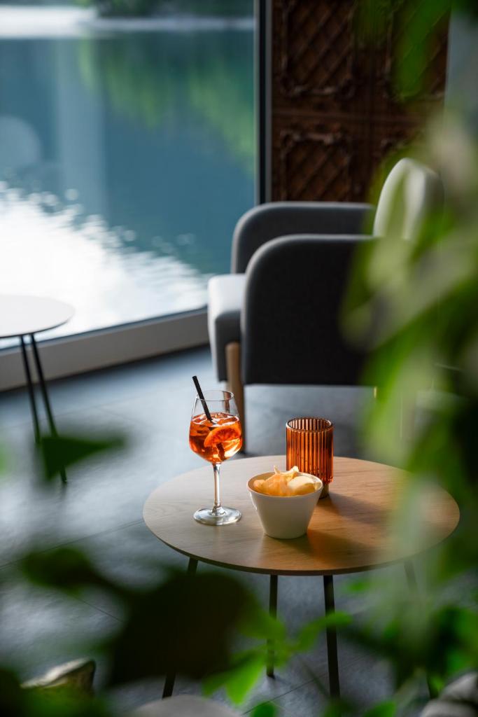 - une table avec une boisson et un bol de nourriture dans l'établissement Panoramic Hotel San Carlo Ledro, à Ledro