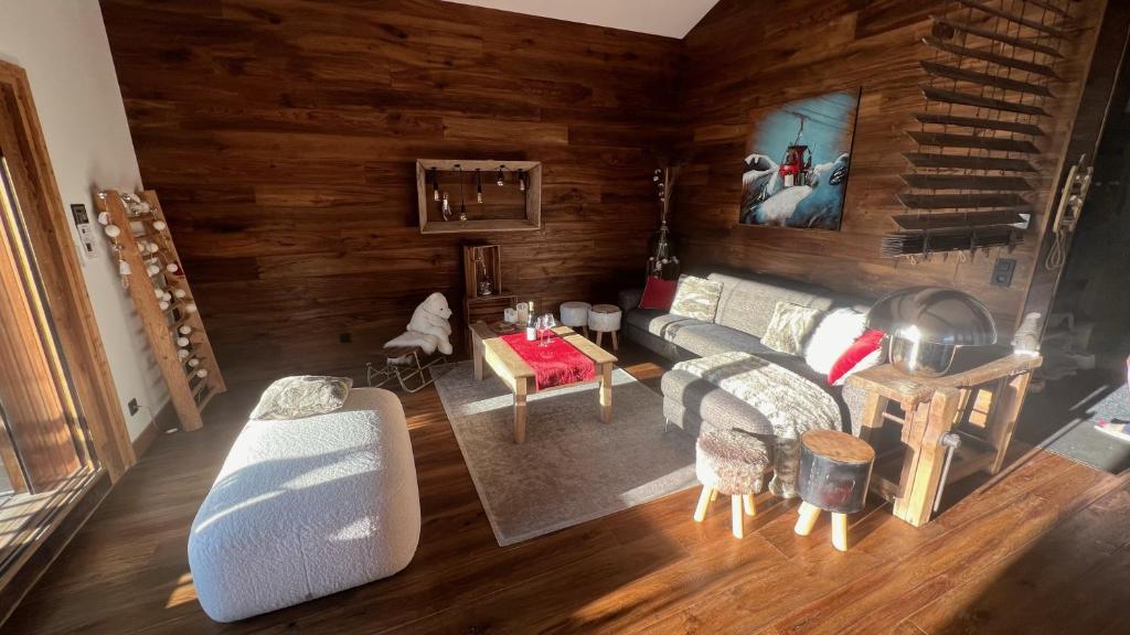 - un salon avec des murs en bois dans l'établissement Penthouse l'Ourse Bleue - Sauna privatif - accès direct aux pistes, à Courchevel 37 autres photos