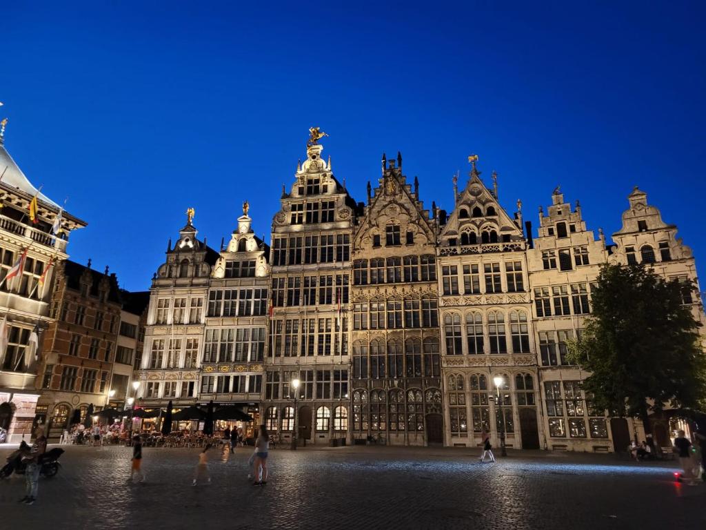 Plezantwerpen, Zuiderzin 6