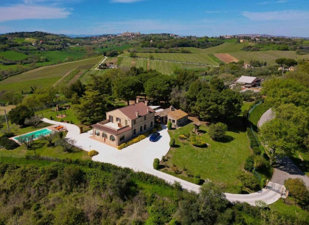 - une vue aérienne sur un grand domaine avec une maison et une piscine dans l'établissement Your-All-Season-Paradise, Sea View, Adria, in Italy, à Potenza Picena