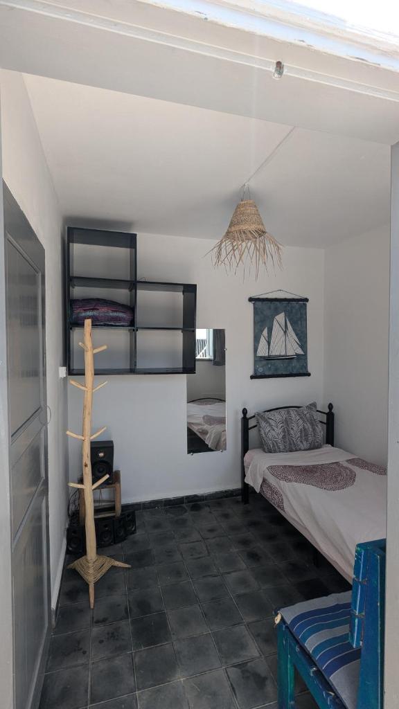 - une chambre avec 2 lits et un bureau dans l'établissement Riad Dar, à Essaouira