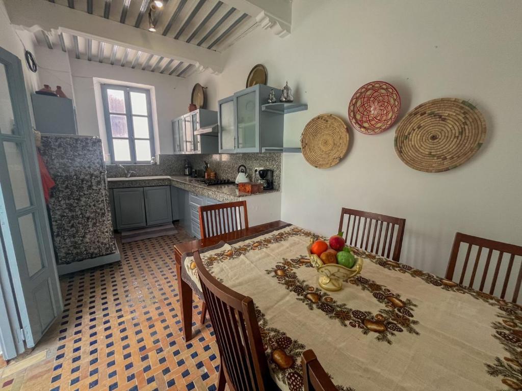 une cuisine avec une table avec un bol de fruits dessus dans l'établissement Riad Dar, à Essaouira