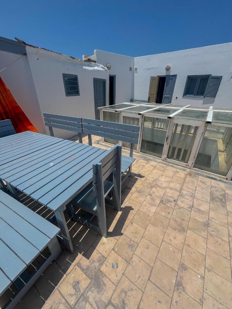 - une table de pique-nique et un banc sur la terrasse dans l'établissement Riad Dar, à Essaouira