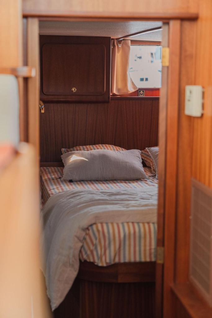 Photo de la galerie de l'établissement Hébergement insolite en demi-pension et excursion gastronomique en bateau, à Bouzigues