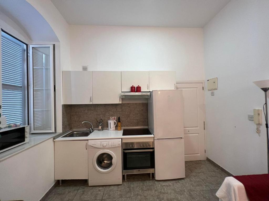 Budget-friendly 1BR in the city center 4