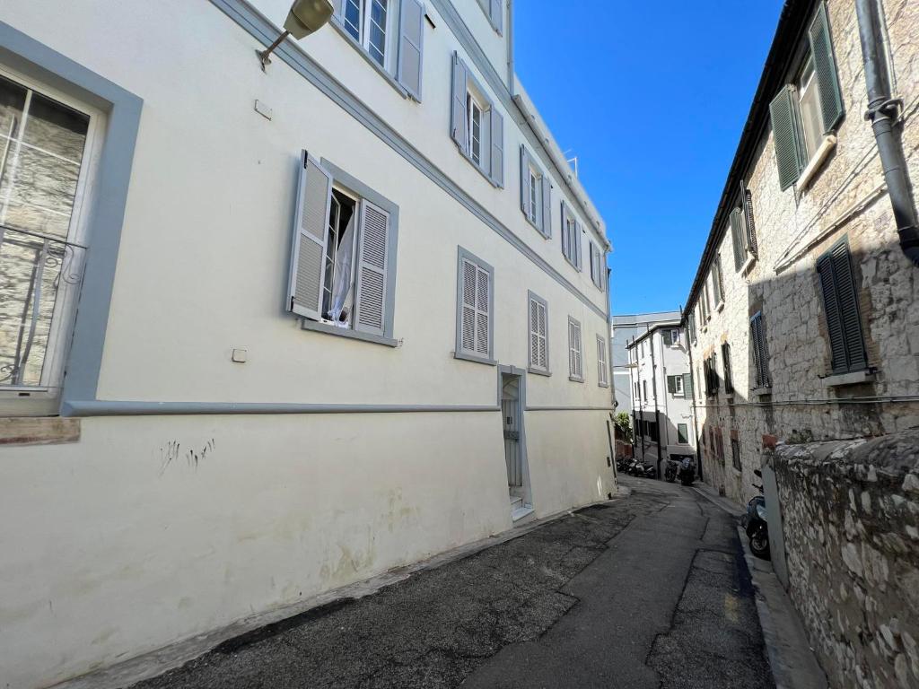 Budget-friendly 1BR in the city center 8
