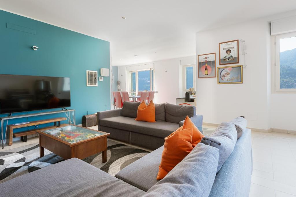 un salon avec un canapé et une table dans l'établissement Luxury Villa Laglio, à Laglio