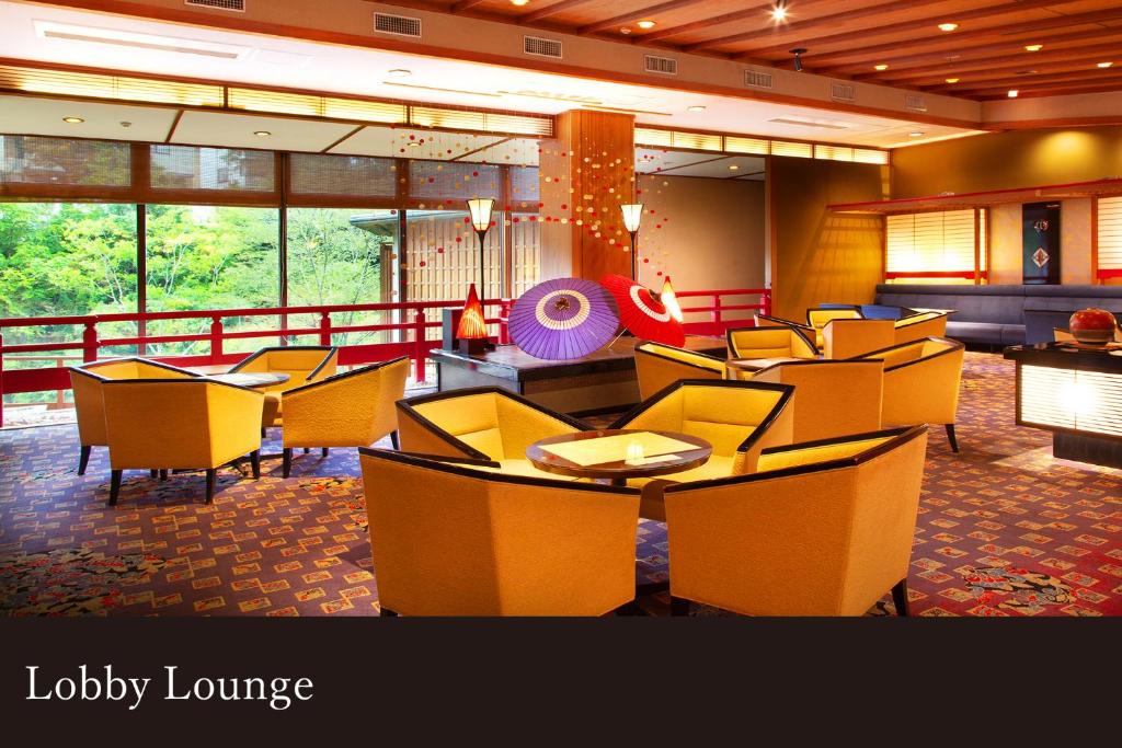 une salle à manger avec des tables et des chaises ainsi qu'un hall dans l'établissement Yamanaka Onsen Kissho Yamanaka, à Kaga
