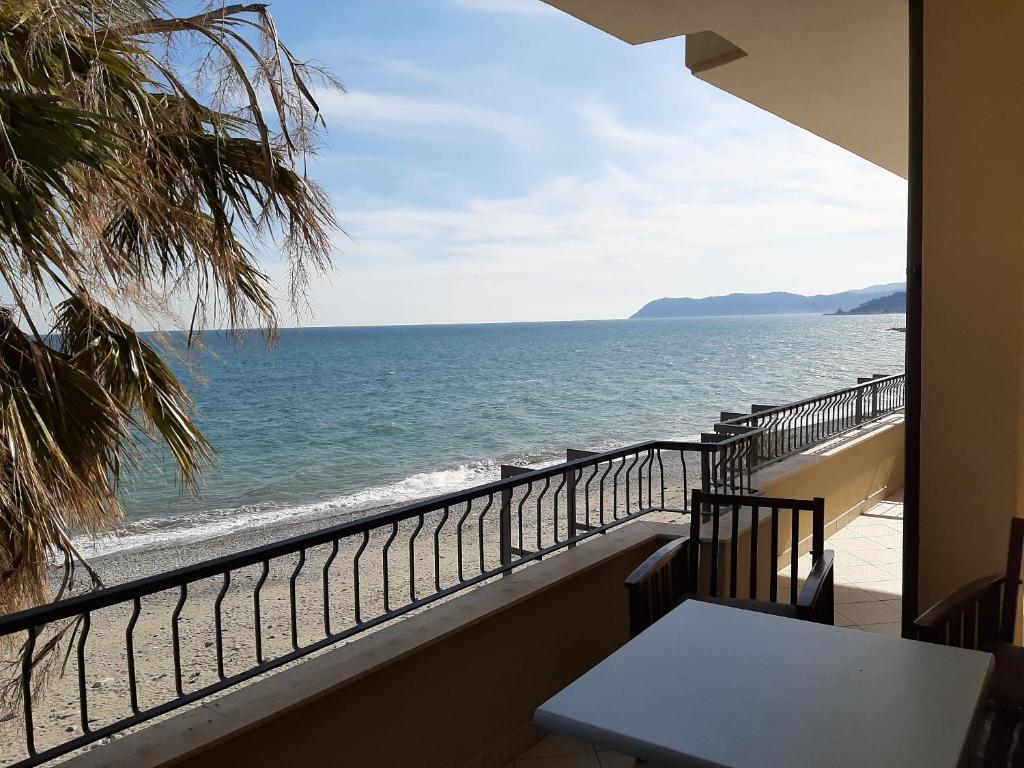 un balcon avec vue sur l'océan dans l'établissement Residence Sole, à Albenga