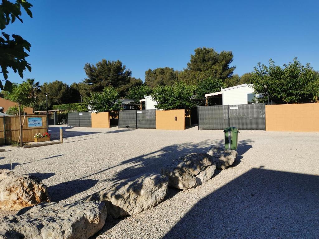 - un parking avec deux grands rochers et une bouche d'incendie dans l'établissement tony vacances, à Martigues