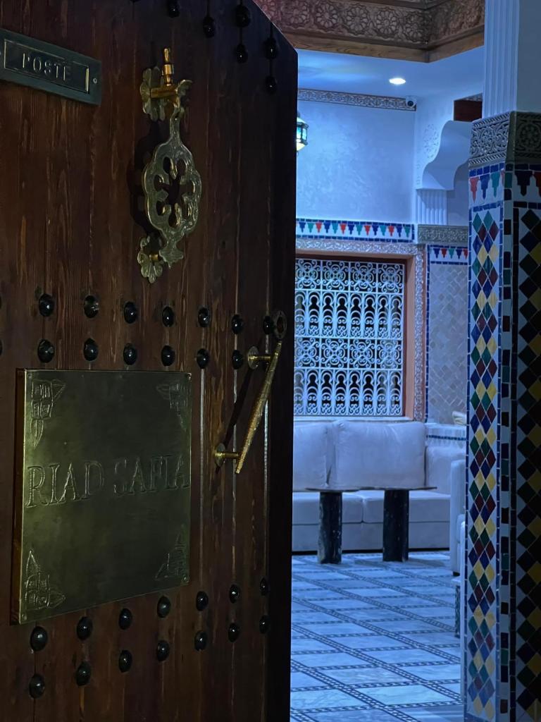 une porte menant à une chambre avec une table dans l'établissement Riad Safia, à Rabat