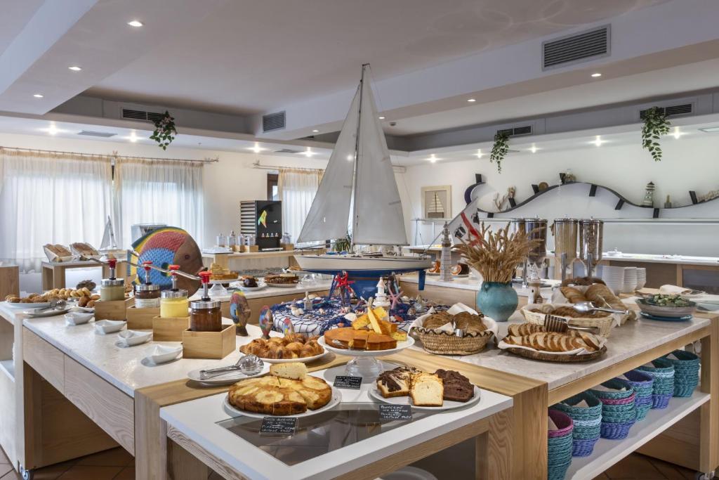 un grand buffet avec une table remplie de nourriture dans l'établissement Hotel Corallaro, à Santa Teresa Gallura