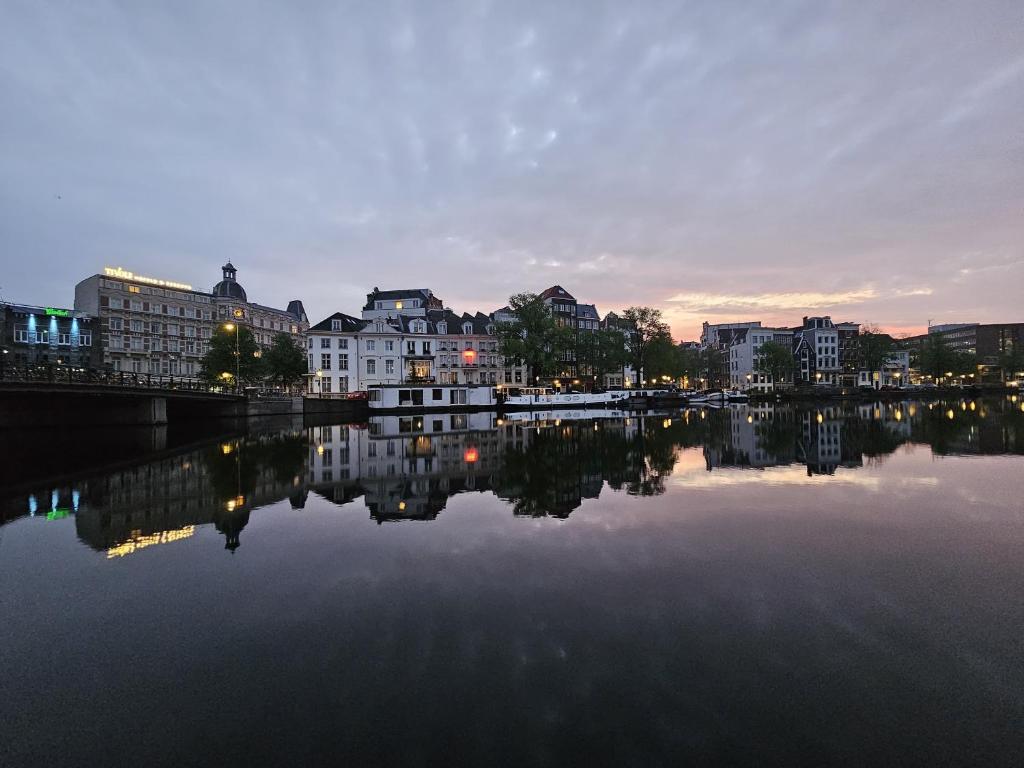 Rembrandt Square Boat 7