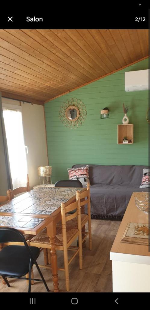 un salon avec une table et un canapé dans l'établissement Casa verde, à Cazilhac