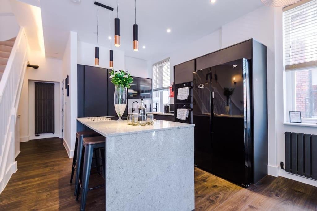 Incredible 3Bed Townhouse, Rooftop Patio, Sleeps 6 4