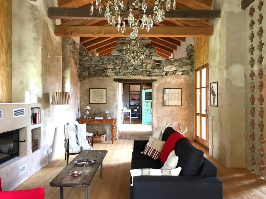 - un salon avec un canapé et un lustre dans l'établissement Corte Villa Donati, à Cissano