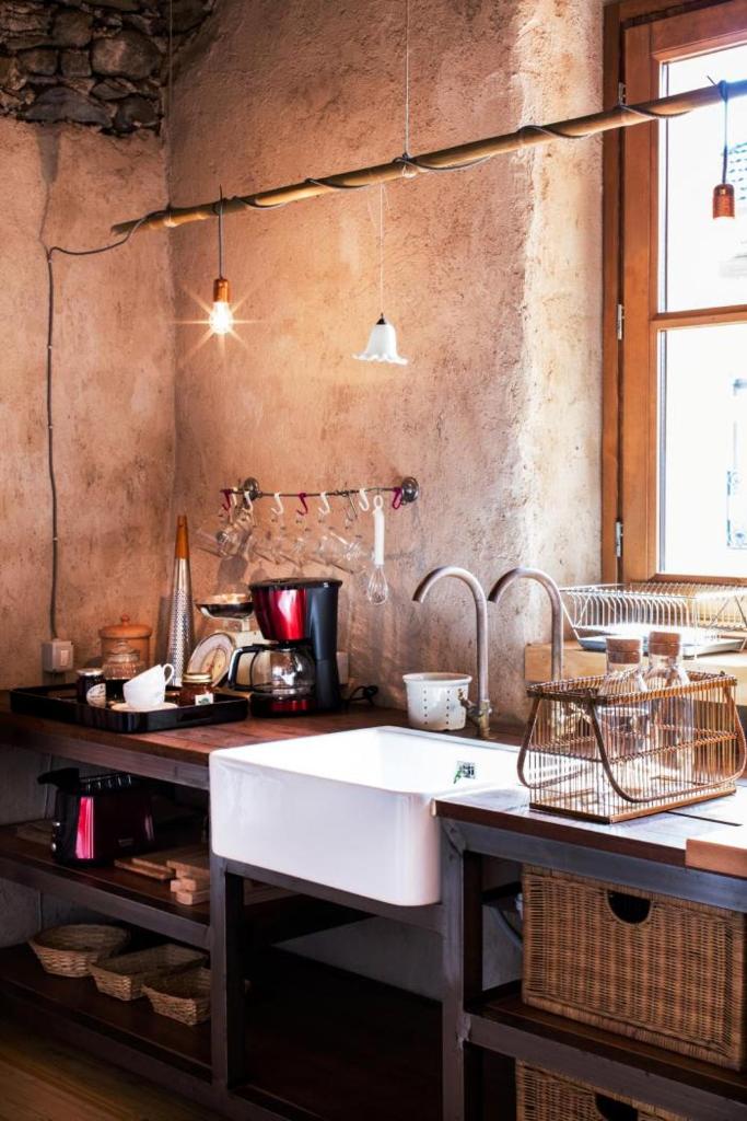 une cuisine avec un grand évier blanc dans une pièce dans l'établissement Corte Villa Donati, à Cissano