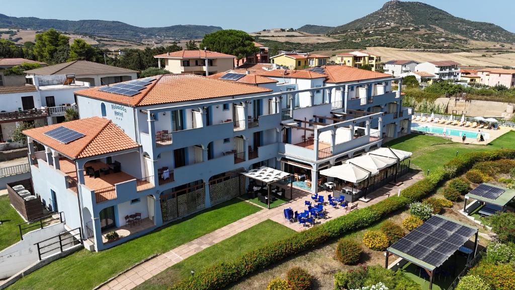 une vue aérienne d'une maison avec piscine dans l'établissement Abbaidda Hotel, à Valledoria